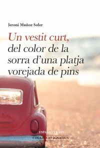 VESTIT CURT, DEL COLOR DE LA SORRA D'UNA PLATJA VOREJADA DE PINS, UN